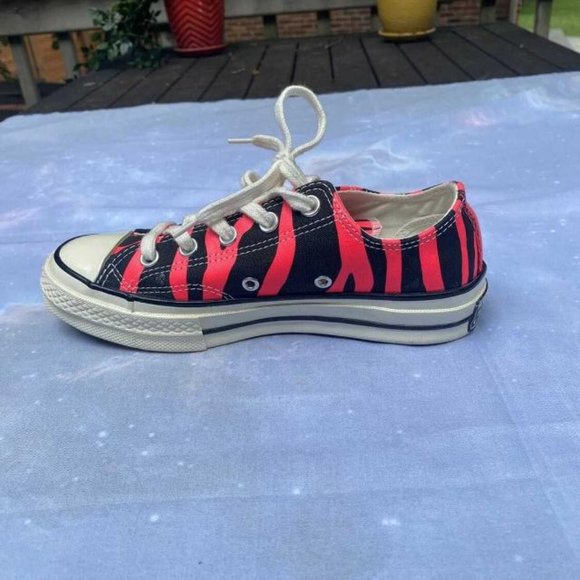 NEON PINK ZEBRA PRINT LOW TOP CONVERSE (with original box) Size 6 - Picture 2 of 4